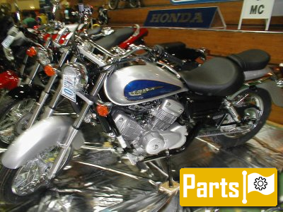 De onderdelen catalogus van de Honda Vt125c2 2001, 125cc